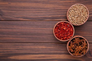 Baharat karışımı kahverengi ahşap zemin üzerinde.