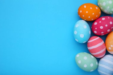 Mavi arka plan, düz renkli Paskalya yumurtalarını