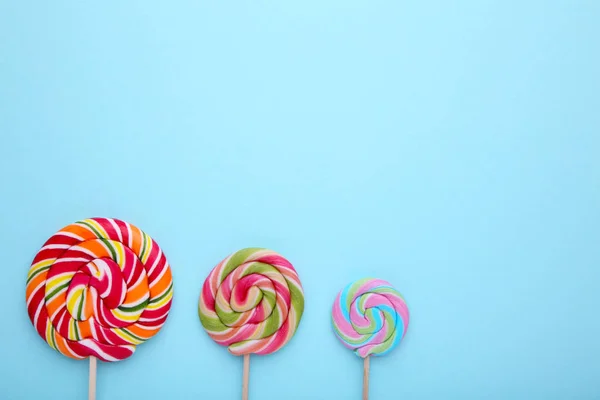 Lollipops Coloridos Doces Fundo Azul — Fotografia de Stock