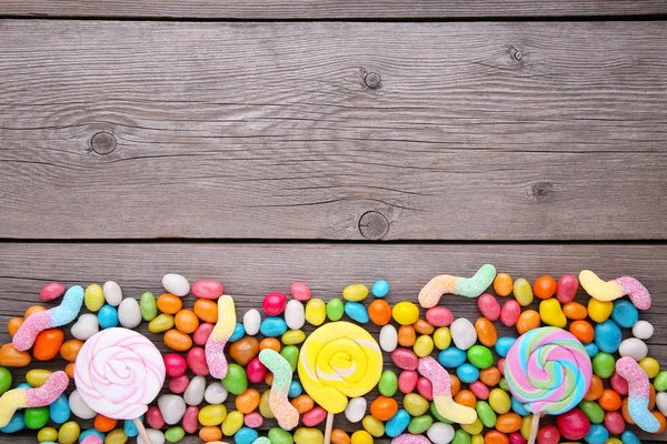 Bunte Lutscher Und Verschieden Farbige Runde Bonbons Auf Grau — Stockfoto