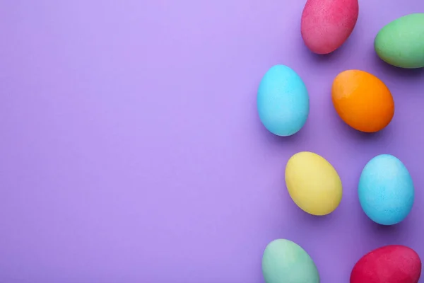 Coloridos Huevos Pascua Sobre Fondo Púrpura — Foto de Stock