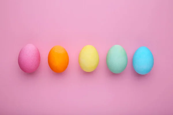 Huevos Pascua Colores Sobre Fondo Rosa — Foto de Stock
