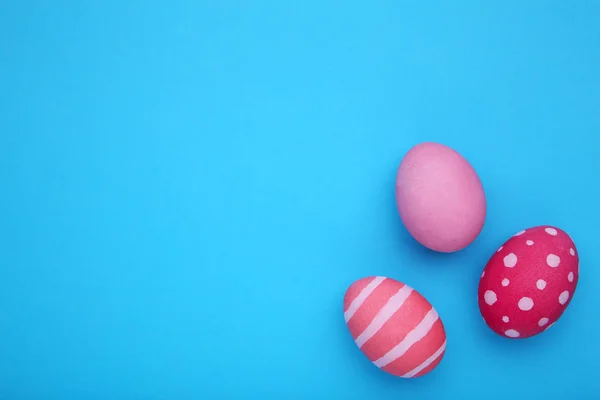 Tres Huevos Pascua Sobre Fondo Azul — Foto de Stock