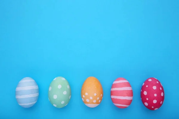 Huevos Coloridos Pascua Sobre Fondo Azul Puesta Plana — Foto de Stock