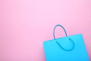 Kağıt alışveriş çantası pembe bir arka plan üzerinde