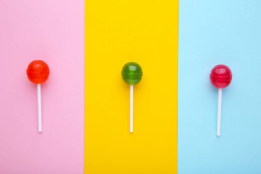 Lolipop renkli arka plan üzerinde. Stüdyo vurdu