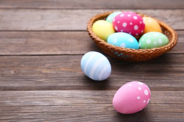 Sepette gri arka plan üzerinde renkli Paskalya yumurtaları