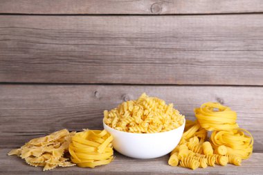 Lezzetli makarna üzerine ahşap arka plan kopya alanı ile karışık