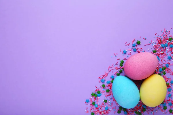 Huevos Coloridos Pascua Con Brotes Sobre Fondo Rosado Puesta Plana — Foto de Stock