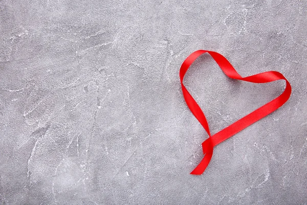 Herzförmige Bänder Auf Grauem Beton Valentinstag — Stockfoto