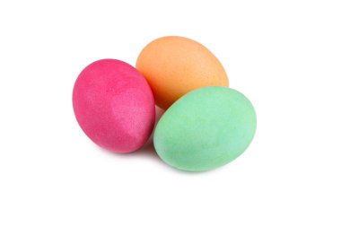 Beyaz arkaplanda izole edilmiş renkli paskalya yumurtaları