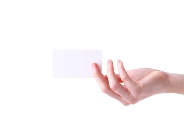 Beyaz kartvizit beyaz bir arka plan üzerinde izole elinde tutan kadın.