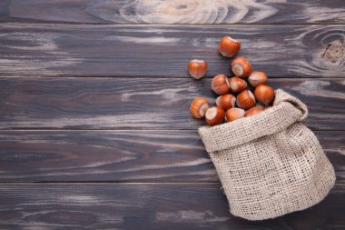 Fındık kahverengi ahşap masa üzerinde yatakta