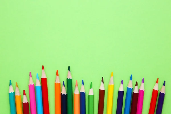 Wiele Różnych Kolorowych Ołówków Tle Wapna — Zdjęcie stockowe