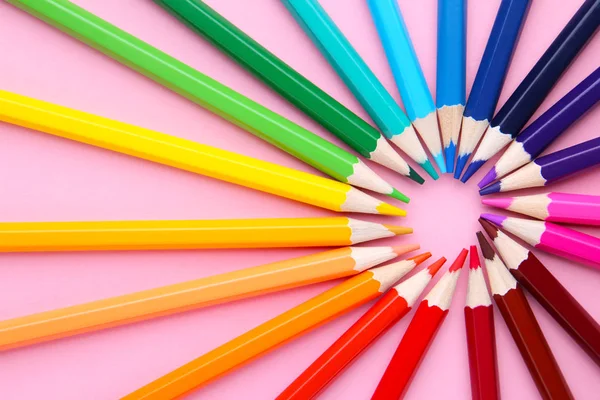 Círculo Formado Por Lápis Coloridos Sobre Fundo Rosa — Fotografia de Stock