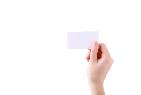 Kvinna med vita visitkort i handen isolerad på en vit bakgrund. — Stockfoto