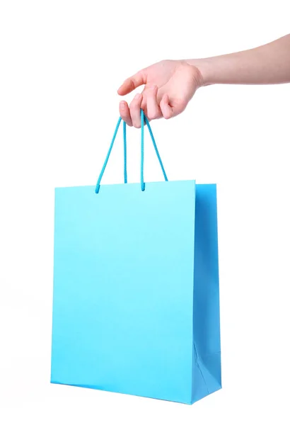 Γυναικείο χέρι που κρατά μπλε τσάντα για ψώνια, απομονωμένη σε λευκό — Φωτογραφία Αρχείου