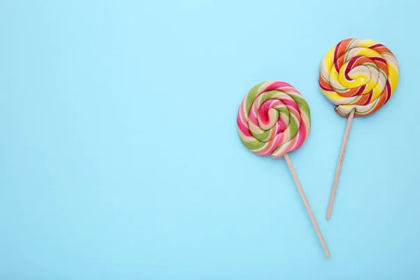 Lollipops em fundo azul. doce doce conceito — Fotografia de Stock