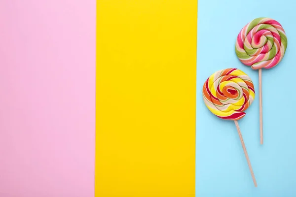 Lollipops na kolorowym tle, koncepcja słodycze — Zdjęcie stockowe