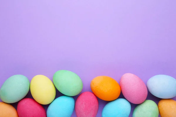 Coloridos Huevos Pascua Sobre Fondo Púrpura — Foto de Stock