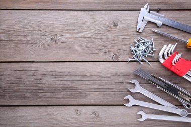 Gri ahşap masa üzerinde inşaat araçları.