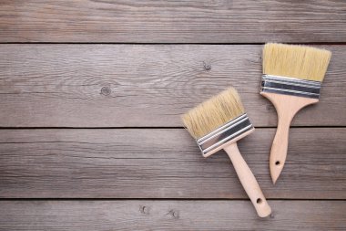 Gri ahşap arka plan üzerinde iki paintbrush