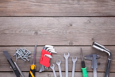 Gri ahşap masa üzerinde inşaat araçları, kopyalama alanı