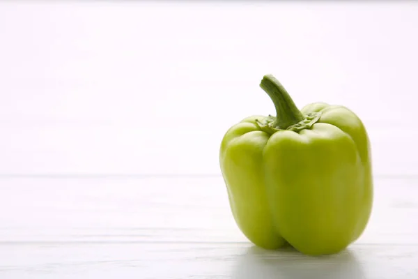 Pimienta verde sobre fondo blanco. Pimentón colorido aislado —  Fotos de Stock