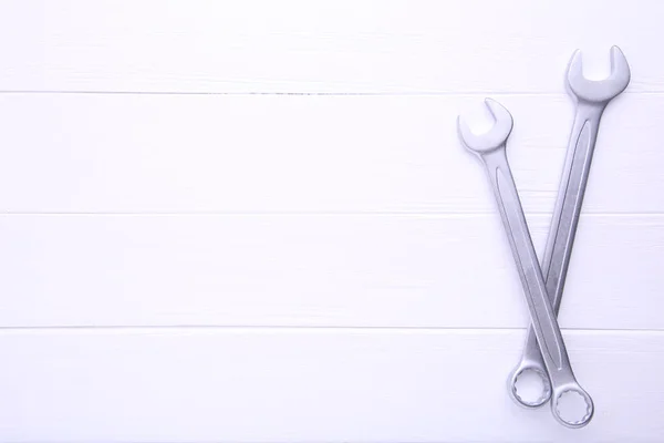 Kombinované klíče na opravu bílého dřevěného stolu — Stock fotografie