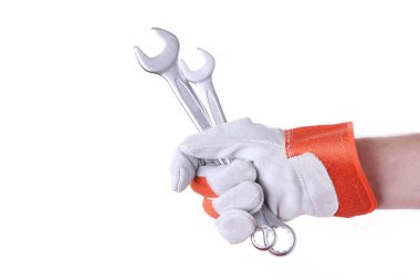 Beyaz arkaplanda izole edilmiş İngiliz anahtarlarını tutan eldiven içindeki işçi.