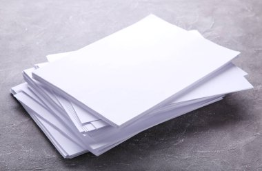 Kırpma Yolu ile gri beton arka plan üzerinde yığın beyaz kağıt