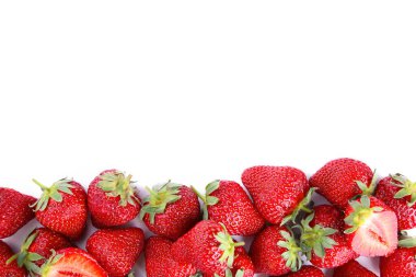 Olgun çilek beyaz bir arka plan, makro izole