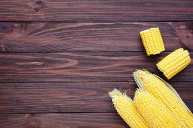 Kopya alanı ile kahverengi ahşap arka plan üzerinde taze mısır