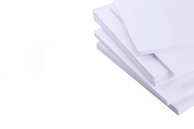 yığın beyaz izole kırpma yolu ile beyaz arka plan üzerinde kağıt