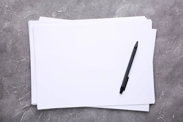 Stapla vitt papper med penna på grå betong bakgrund med urklippsbana — Stockfoto