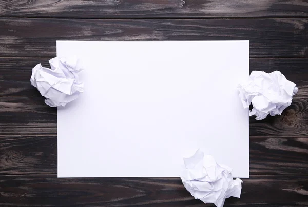 Kreativitet koncept, skrynkligt papper och tomt ark på brun trä bakgrund — Stockfoto