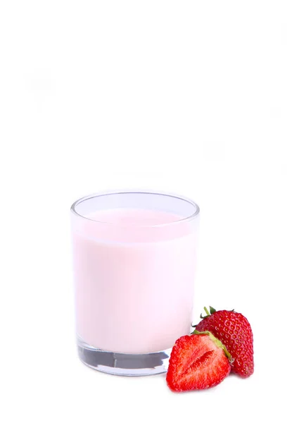 Färsk jordgubbs yoghurt i ett glas isolerat på en vit bakgrund — Stockfoto