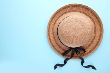 Mavi arka plan üzerinde siyah kurdele ile Retro şapka. Yaz konsepti