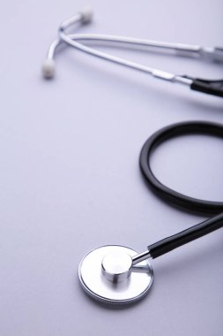 Gri arka plandaki tıbbi stetoskop. Sağlık kavramı
