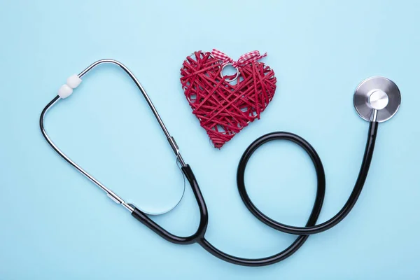 Stetoscopio e cuore su sfondo blu. Salute, medicina — Foto Stock