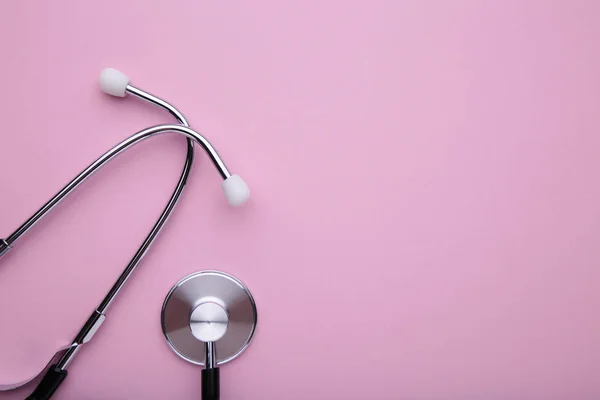 Stetoscopio medico su sfondo rosa. Concetto sanitario — Foto Stock