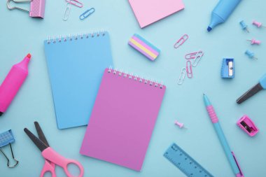 Mavi arka planda okul aksesuarları. Okul kavramına geri dönelim, minimalizm