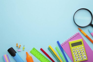 Kopya alanı ile mavi arka plan da okul konseptine geri dön