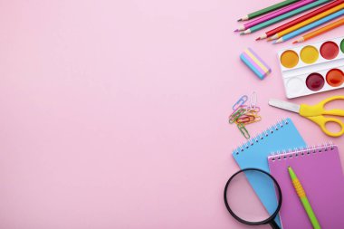 Kopya alanı ile pembe arka plan üzerinde okul kavramına geri dön