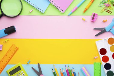 Okula Dönüş konsepti. Kopya alanı ile renkli arka planda okul malzemeleri