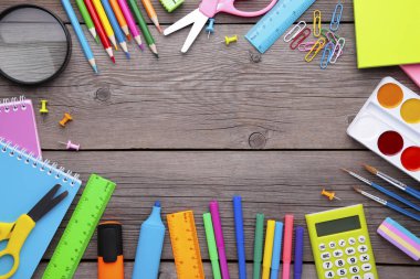 Gri ahşap arka planda okul konseptine geri dön, üstte görünüm