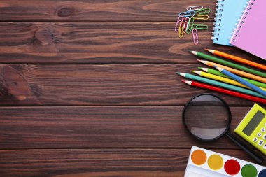 Kahverengi ahşap arka plan da okul konseptine geri dön, üst tegörüş