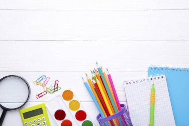 Beyaz ahşap arka plan da okul konseptine geri dön, üstte görünüm