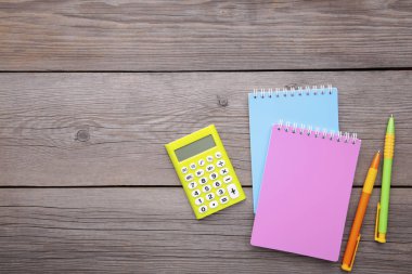 Gri ahşap arka planda okul konseptine geri dön, üstte görünüm