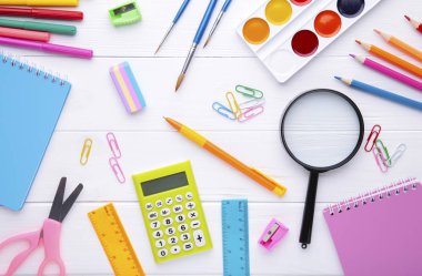 Beyaz ahşap arka plan da okul konseptine geri dön, üstte görünüm